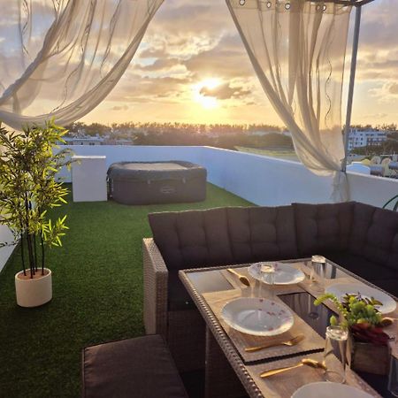 Skyview Apartment- Rooftop Penthouse With Sunset & Sea Views Flic en Flac Екстер'єр фото