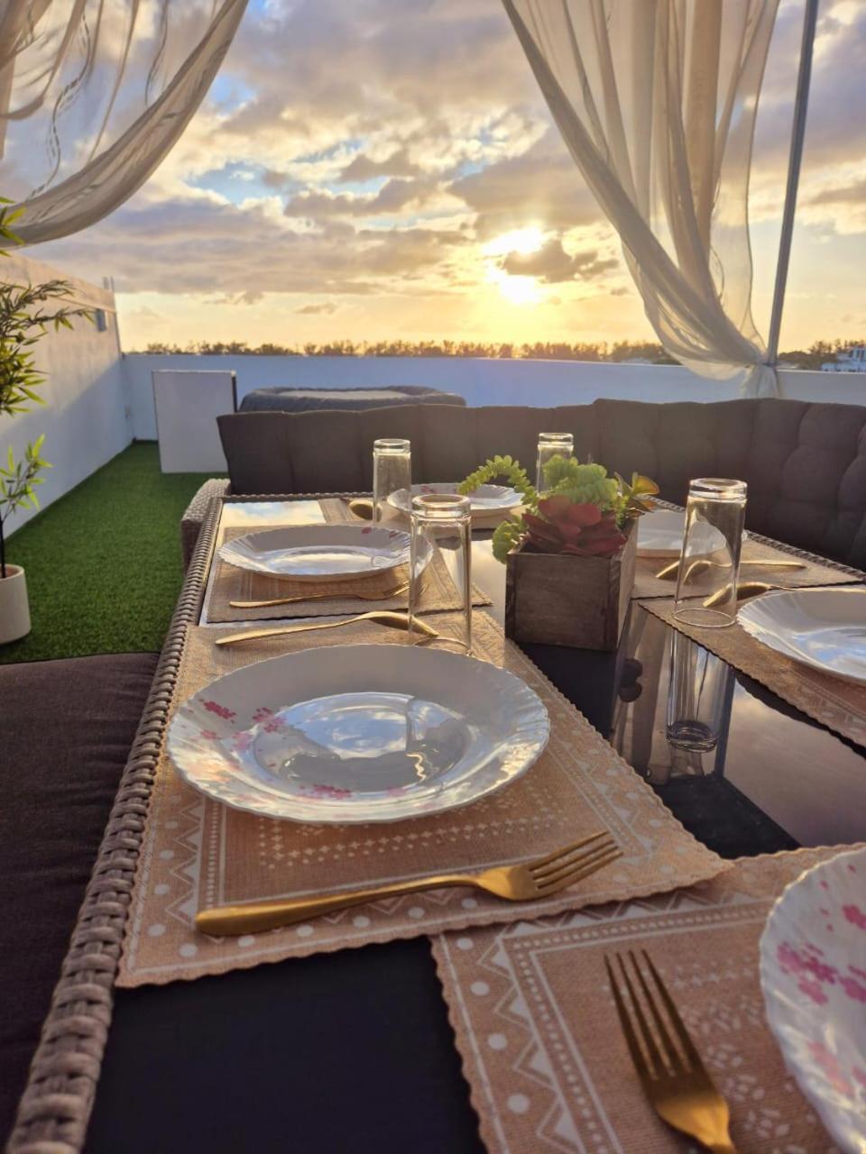 Skyview Apartment- Rooftop Penthouse With Sunset & Sea Views Flic en Flac Екстер'єр фото