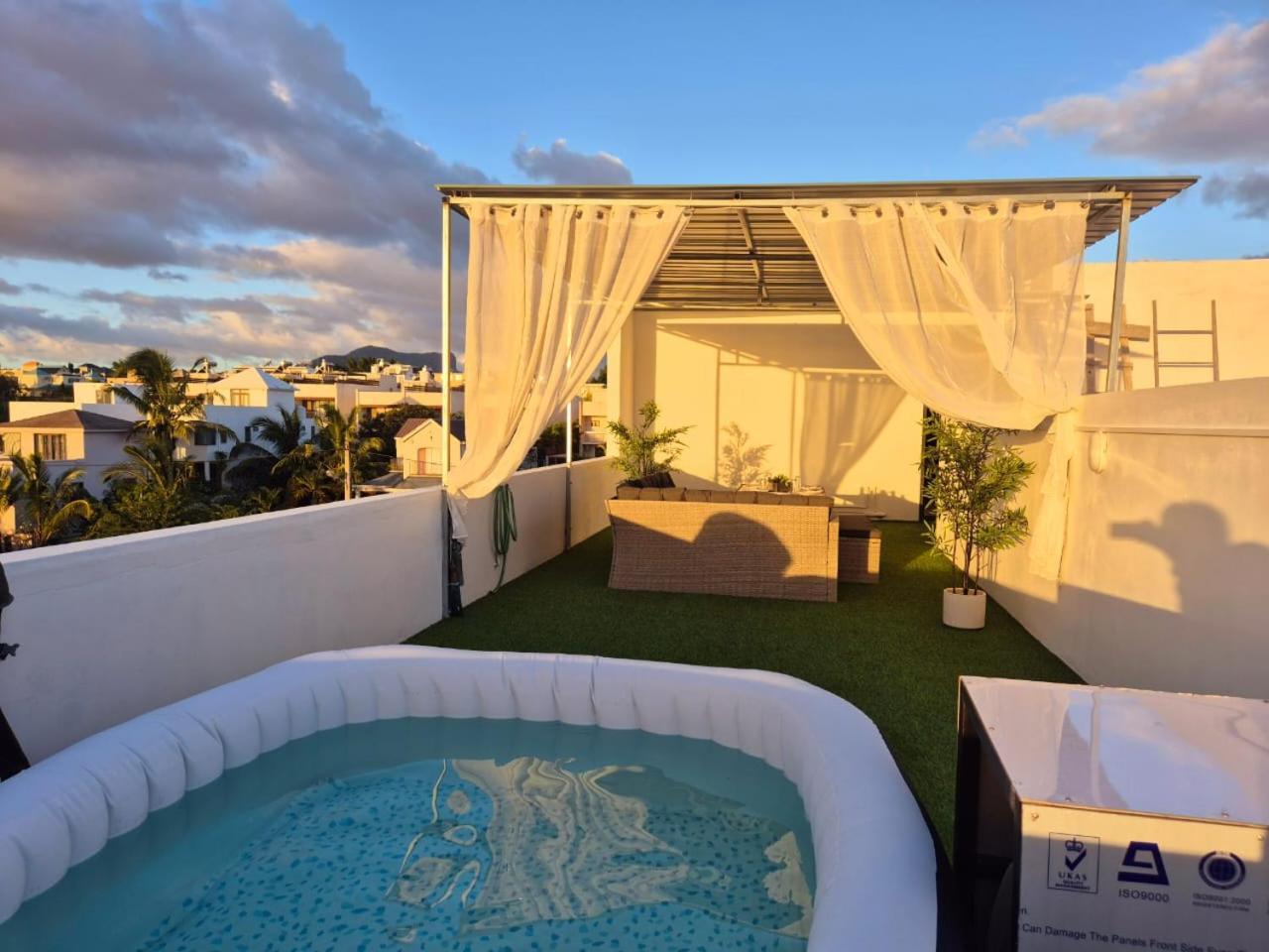 Skyview Apartment- Rooftop Penthouse With Sunset & Sea Views Flic en Flac Екстер'єр фото