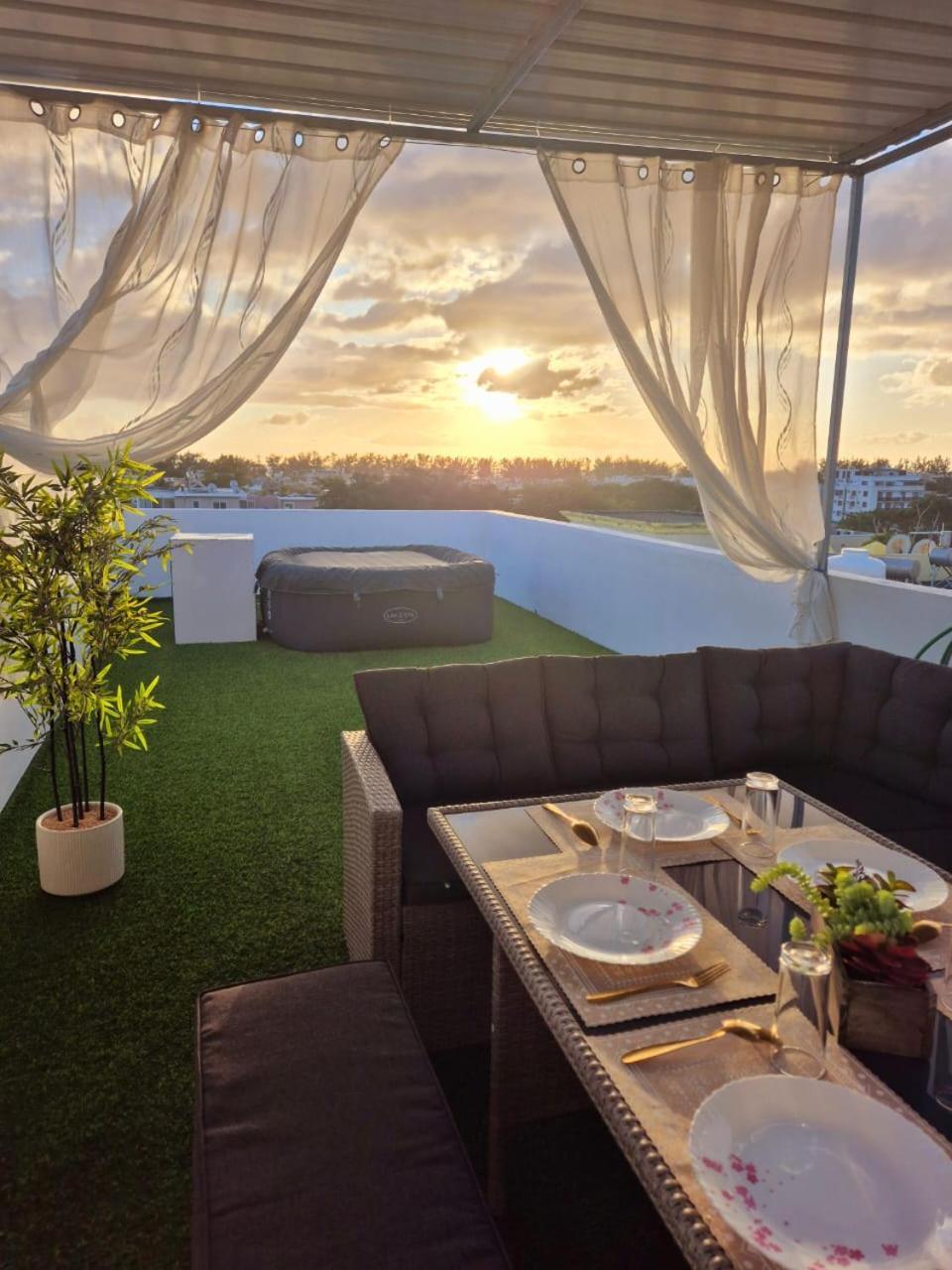 Skyview Apartment- Rooftop Penthouse With Sunset & Sea Views Flic en Flac Екстер'єр фото