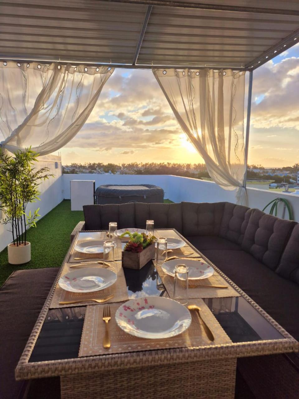 Skyview Apartment- Rooftop Penthouse With Sunset & Sea Views Flic en Flac Екстер'єр фото