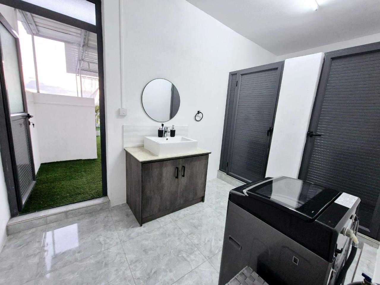 Skyview Apartment- Rooftop Penthouse With Sunset & Sea Views Flic en Flac Екстер'єр фото