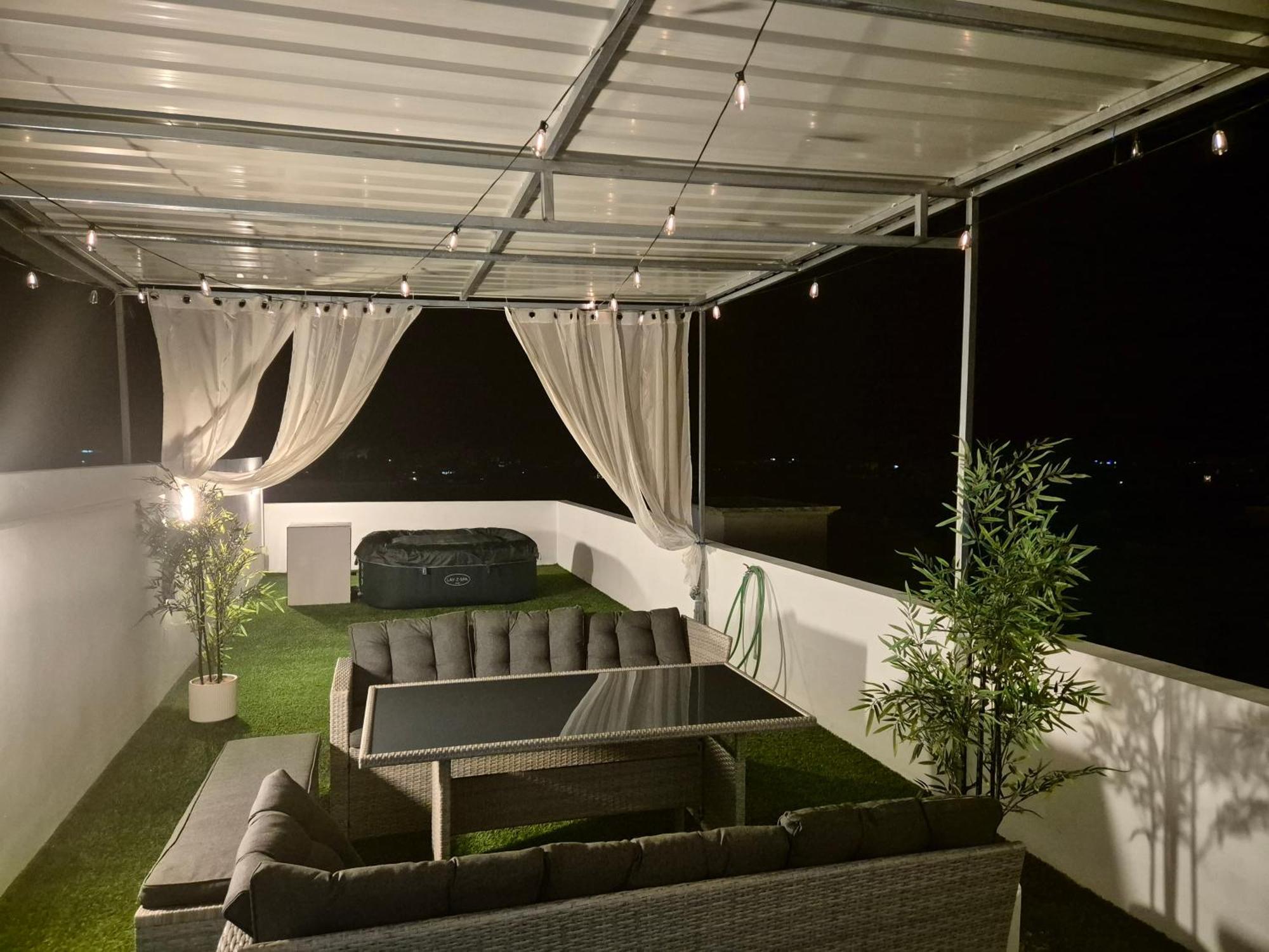 Skyview Apartment- Rooftop Penthouse With Sunset & Sea Views Flic en Flac Екстер'єр фото