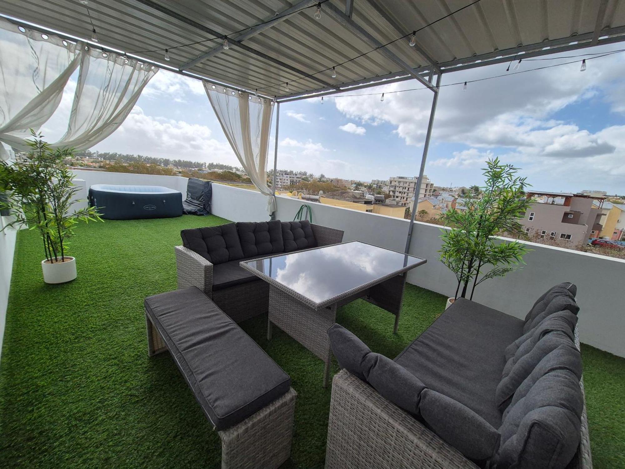 Skyview Apartment- Rooftop Penthouse With Sunset & Sea Views Flic en Flac Екстер'єр фото